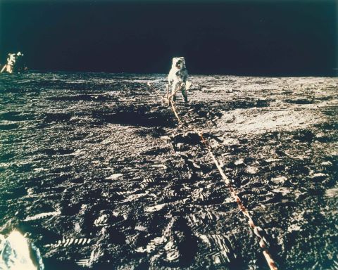 NASA - Pete Conrad Alan Bean déploie...