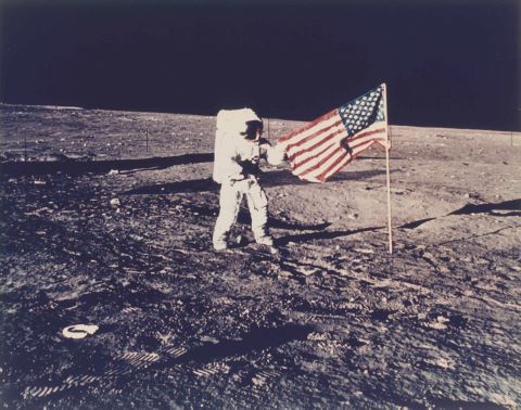 Pete Conrad et le drapeau américain sur l'océan des Tempêtes.…