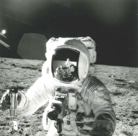 Alan Bean, le reflet de Pete Conrad visible dans la…