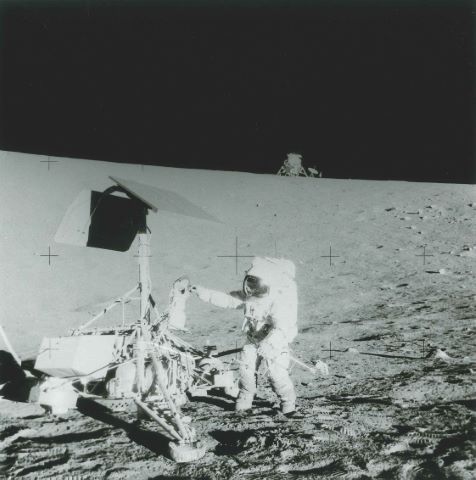 Pete Conrad examine la caméra de Surveyor 3. Apollo 12