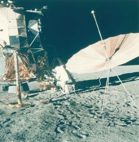L'astronaute Charles Conrad à proximité de l'antenne de communication. Apollo…