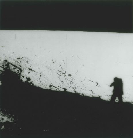 L'ombre de Pete Conrad au bord du cratère Sharp. Apollo…