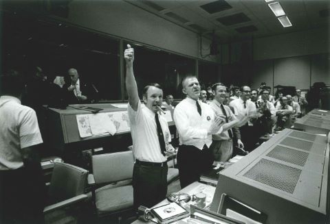 Les directeurs de vol d'Apollo 13 célèbrent l'annonce de l'amerrissage…