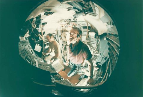 Alan Shepard et Edgar Mitchell dans le simulateur du module…