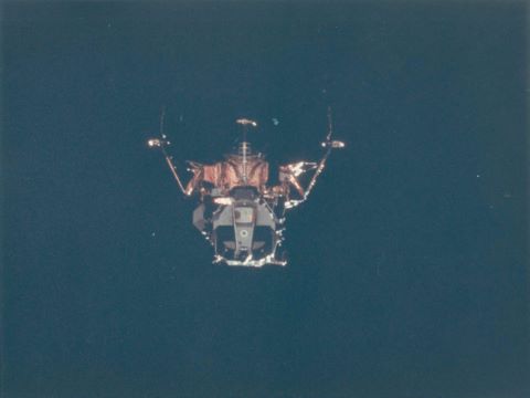 Le module lunaire vu depuis le module de commande. Apollo…