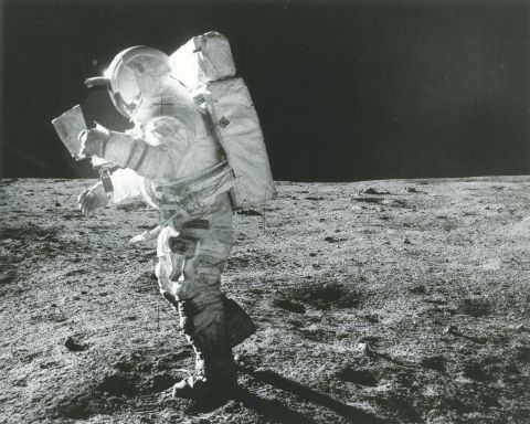 Edgar Mitchel sur le sol lunaire lors de la mission…