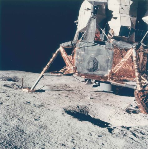 Vu du module lunaire. Le cratère creusé par le moteur…