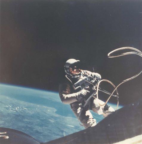 Ed White flotte en impesanteur. Reflet de la capsule Gemini…