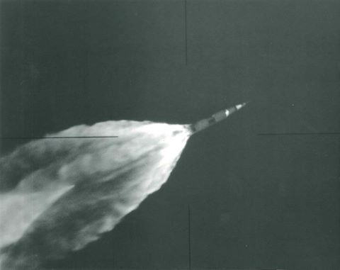 La fusée Saturn 5 à haute altitude durant son ascension…