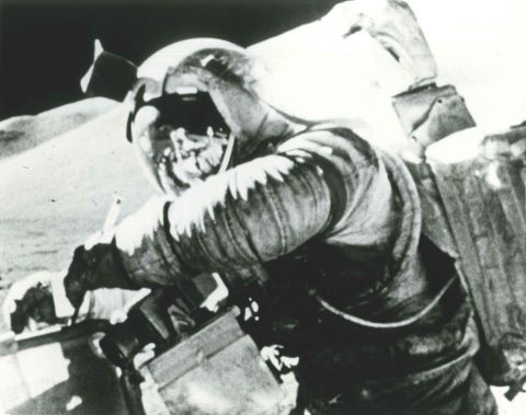 James Irwin à proximité du rover. Apollo 15