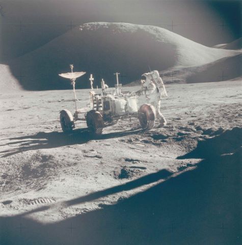 James Irwin et le rover devant le mont Hadley. Apollo…