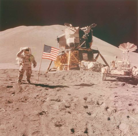 NASA - David Scott James Irwin salue le drapeau...