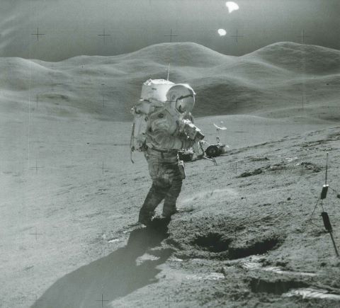 David Scott photographie des roches lunaires. Apollo 15