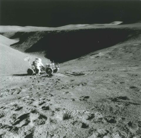 David Scott et le rover au bord du canyon Hadley.…