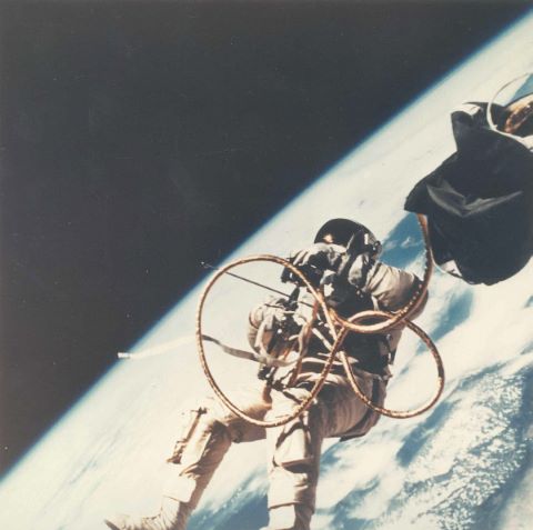 Ed White survole la Californie durant la première sortie extravéhiculaire…