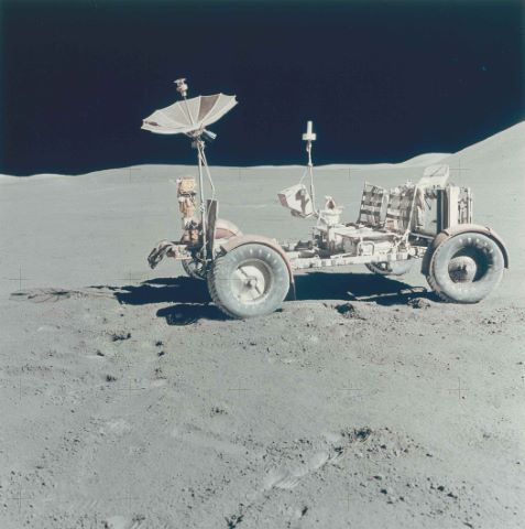 Le rover lunaire lors de l’EVA-3, à l’endroit même où…