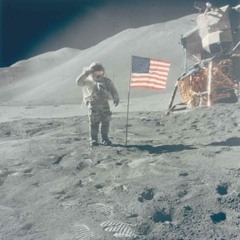 NASA - James Irwin David Scott salue le drapeau...