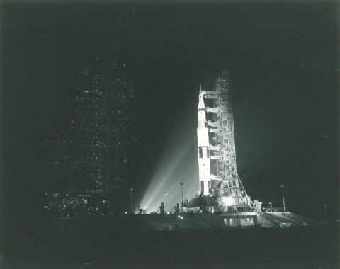 Vue nocturne de Saturn 5 sur son pas de tir.…