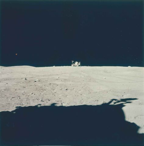 NASA - Charles Duke John Young au volant du rover...