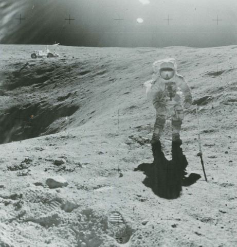Charles Duke au bord du cratère Plum. Apollo 16