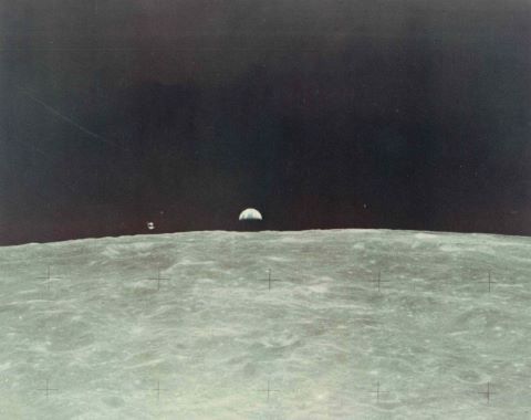 Le module de commande et la Terre apparaissent à l'horizon…