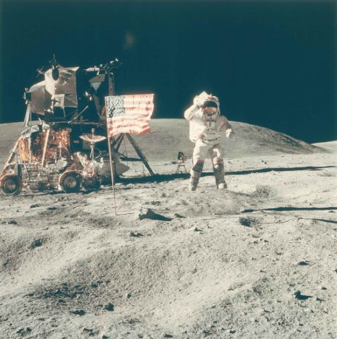 NASA - Charles Duke John Young saute en saluant...