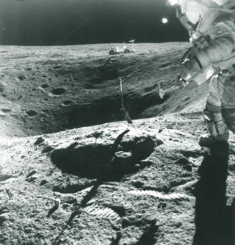 John Young collecte des échantillons dans le cratère Plum. Apollo…