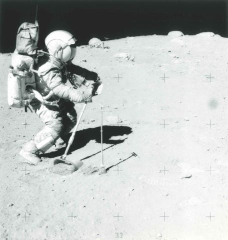 John Young collecte des échantillons de sol lunaire. Apollo 16