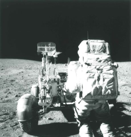 John Young sur le cratère Plum, le rover au second…