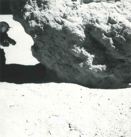 Charles Duke à l'ombre d'un rocher. Apollo 16
