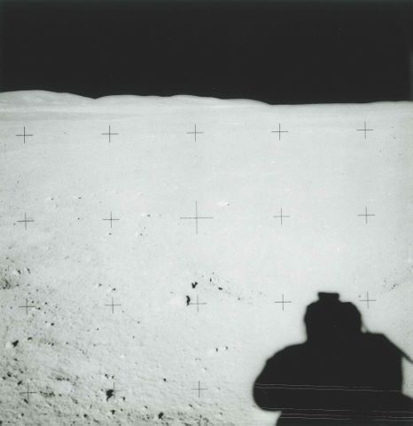 L'ombre de Charles Duke devant le cratère Spook. Apollo 16