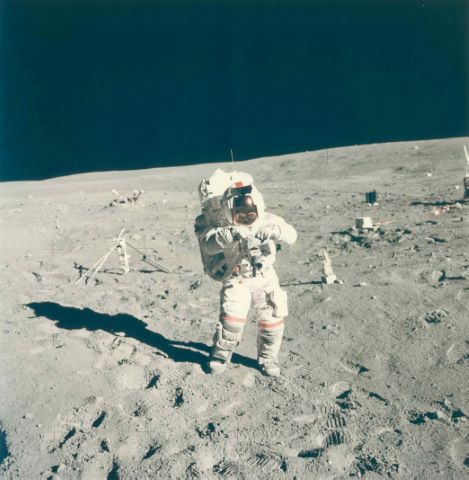 John Young au cratère Descartes. Apollo 16