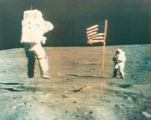 Rare vue alternative du salut en sautant de John Young…