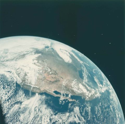 La Terre vue durant l'injection translunaire. Apollo 16