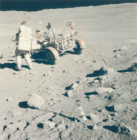 Charles Duke et le rover à proximité de la 