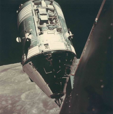 Dernier rendez-vous orbital entre le module de commande et le…