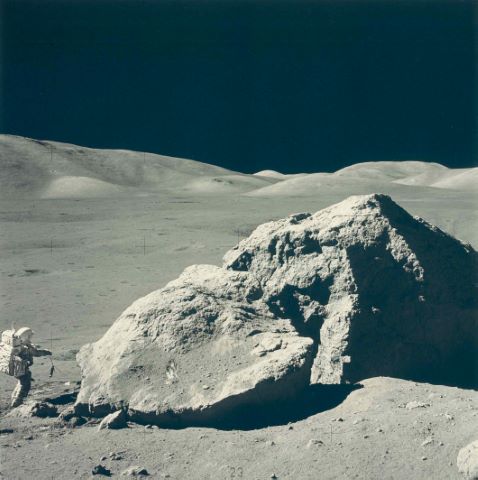 Harrison Schmitt devant le rocher Tracy lors de la troisième…