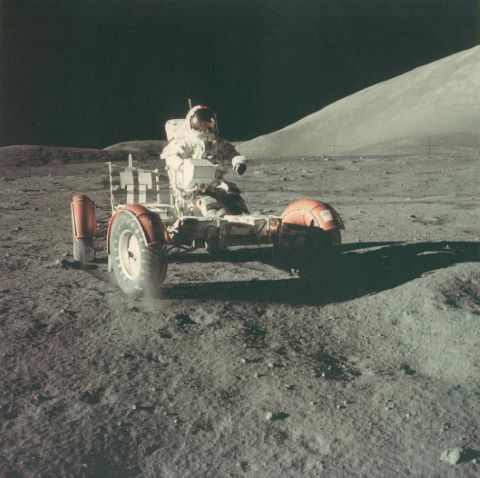 Eugene Cernan conduit le rover lunaire. Apollo 17