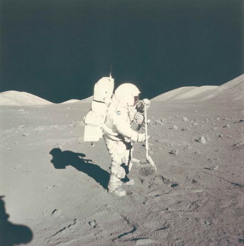 Harrison Schmitt collecte des échantillons de sol lunaire. Apollo 17