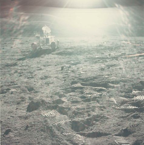 Reflets du soleil sur le paysage lunaire, le rover sur…