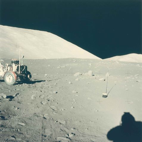 Ombre de Cernan, Bear Montain au loin. Apollo 17