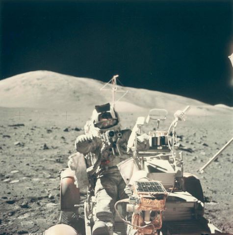 Harrison Schmitt au volant du rover lunaire durant la troisième…