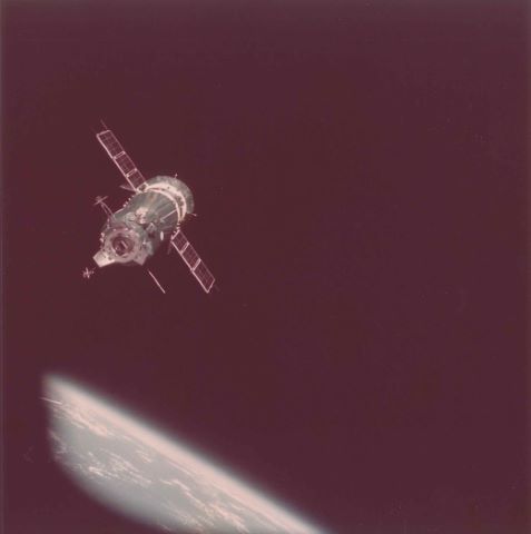NASA Trois vues du vaisseau russe Soyouz depuis...