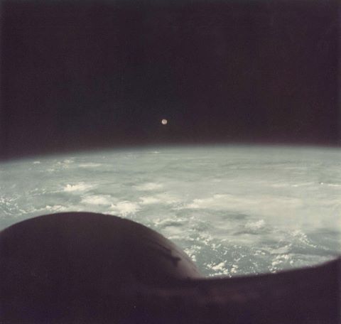 Pleine lune au-dessus d'une mer de nuages. Gemini 7