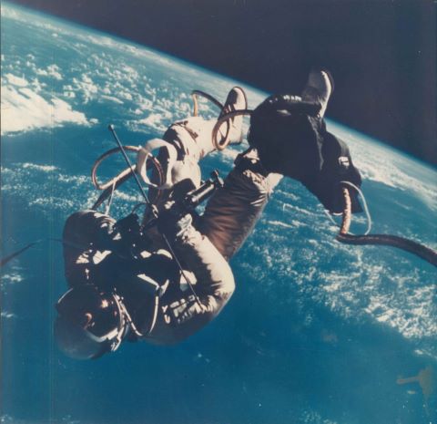 NASA - James McDivitt Ed White survole le golfe...