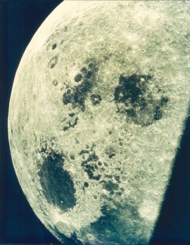 Vue sur la Lune alors que le module de commande…