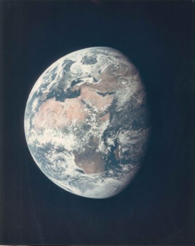 Vue de la Terre à 180 000 km de distance,…