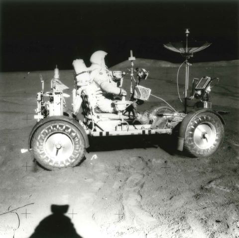 David Scott au volant du rover lunaire. Apollo 15. Scott…