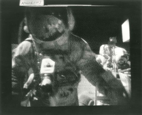 Young et Duke autour du rover saisis par la caméra…
