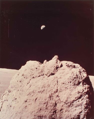 Croissant de Terre depuis la surface de la Lune. Apollo…